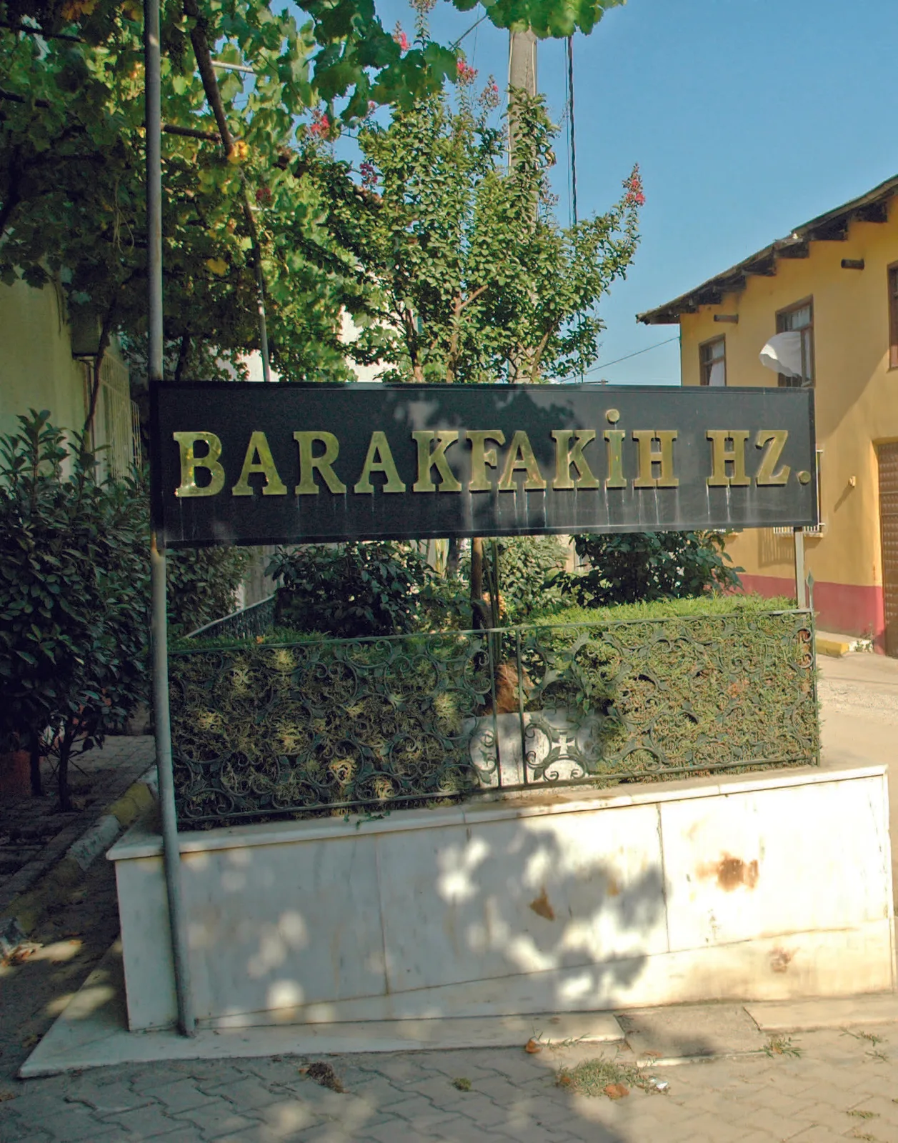 Barak Fakih Türbesi