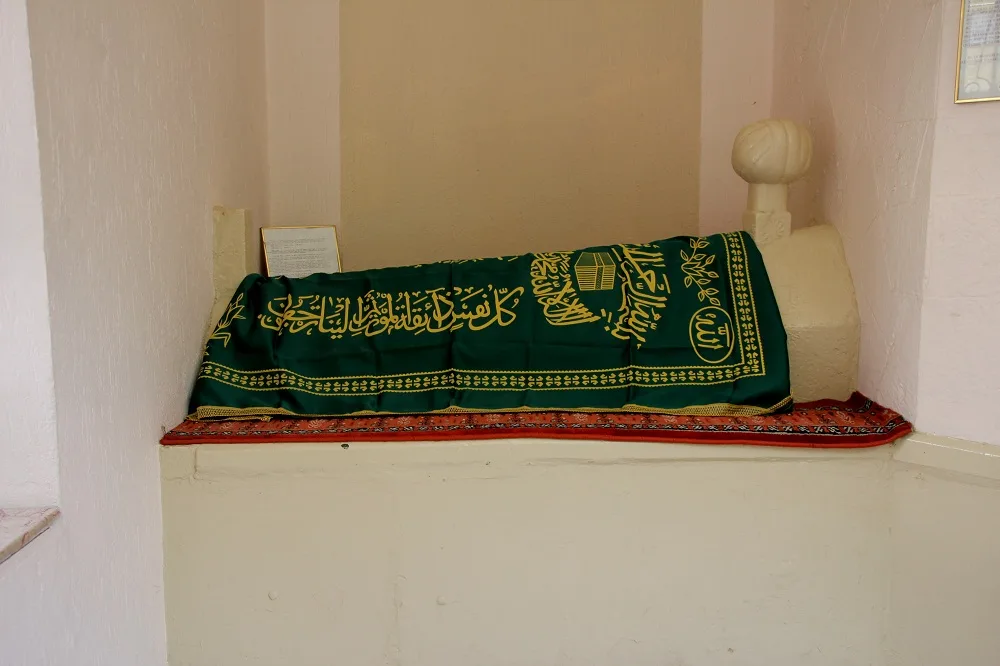 Attar Hoca Türbesi
