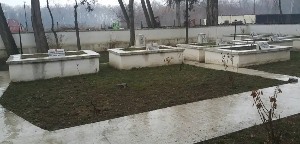 Karaağaç yolu üzerindeki Şehitlik