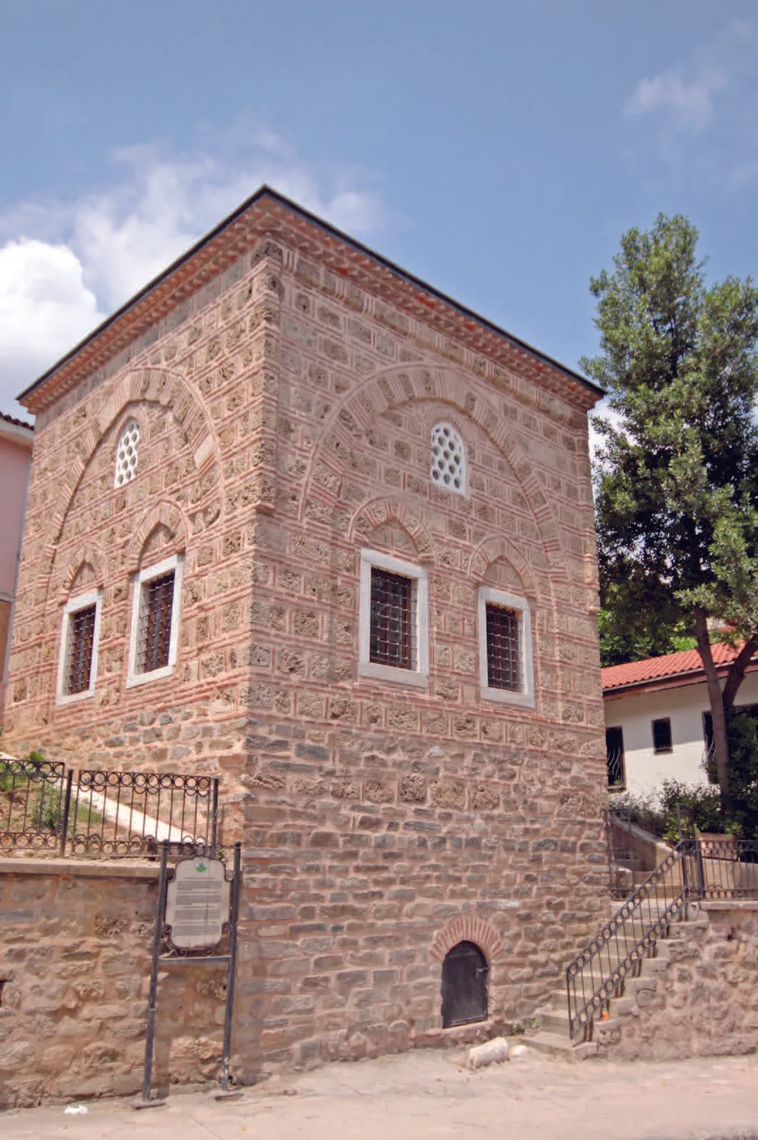 Karşı Duran Süleyman Türbesi – Nimel Çeyş
